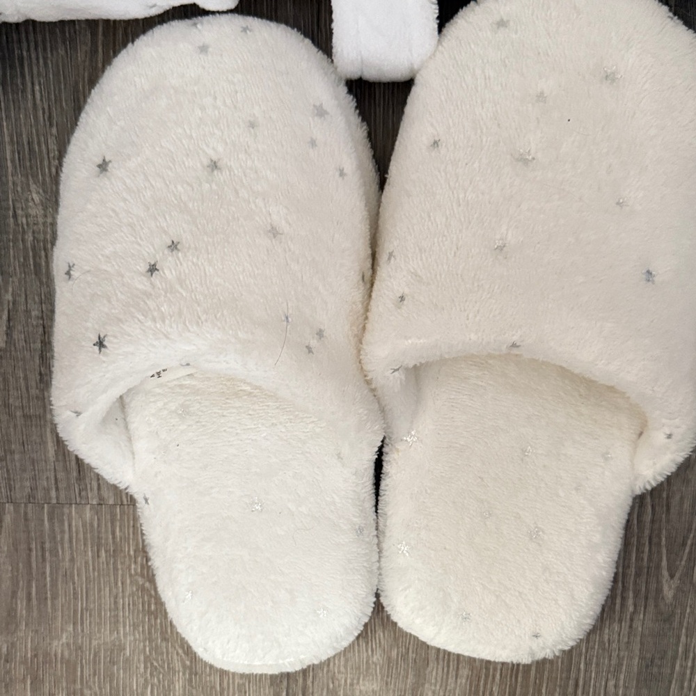 Sleep On It White w/ silver sparkly stars Kids Pajama Robe and Slippers Set - Picture 2 of 3